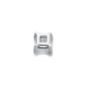 Vue macro d'une perle intercalaire rectangulaire en zircon argenté pour bijoux DIY