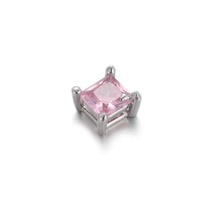 Vue macro d'une perle carrée en zircon rose avec sertissage à 4 griffes plaqué argent