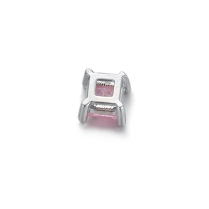 Détail d'une perle intercalaire carrée en zircon rose avec serti à griffes en métal argenté