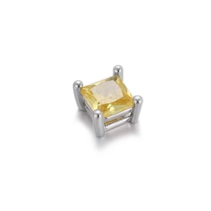 Macro d'une perle intercalaire carrée en zircon jaune sur un support en cuivre argenté