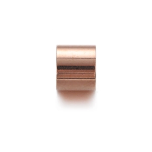 Dettaglio di una perla cilindrica lucida in oro rosa 14k con foro centrale per gioielli
