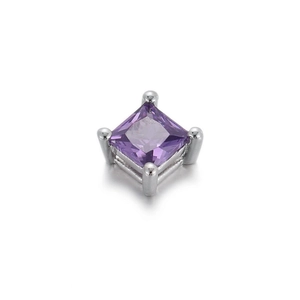 Détail d'une perle en zircon violet coupe princesse avec sertissage à quatre griffes