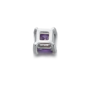 Vue macro d'une perle en zircon violet carrée sertie sur quatre griffes en argent