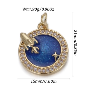 Detail van raket hanger met blauw emaille en glinsterende zirkonia stenen in goudkleur