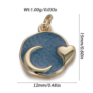 Macrodetail van ronde gouden hanger met maan, hart en blauwe inleg inclusief afmetingen