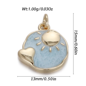Detail van gouden hanger met hart, zon en lichtblauw glinsterend emaille-inleg