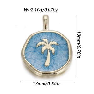 Detail van de gouden kokospalm hanger met blauw emaille en afmetingen van 18x13mm