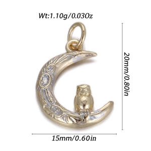 Macro-opname van de goud- en zilverkleurige uilenmaan hanger met exacte afmetingen erbij