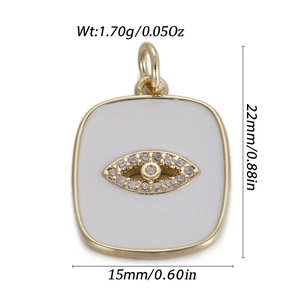 Macro-opname van een vierkante gouden boze oog hanger met wit email en zirkonia steentjes