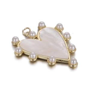 Gouden hartvormige hanger met parelmoer inleg en kleine parels langs de rand