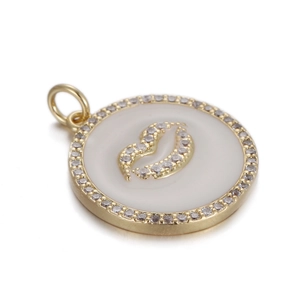 Detail van ronde gouden hanger met parelmoer inleg en lippen van micro-pavé diamanten