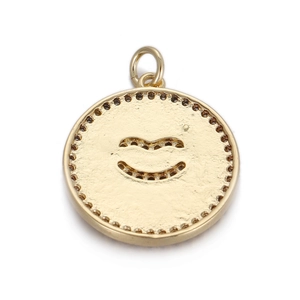 Macro-opname van vergulde ronde hanger met smile-gravure en een gedetailleerde rand
