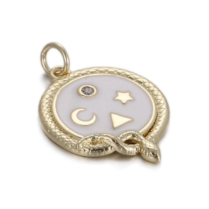 Detail van een ronde gouden hanger met slangentextuur en emaille maan ster ontwerp