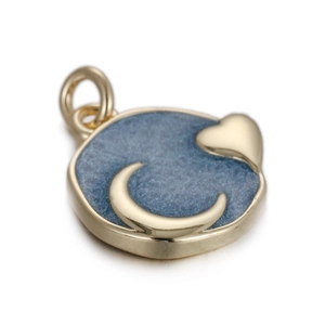 Macro-opname van gouden ronde hanger met donkerblauw emaille en hart- en maansymbolen