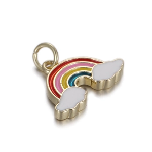 Detailweergave van de kleurrijke regenbooghanger met witte wolken en gouden ring