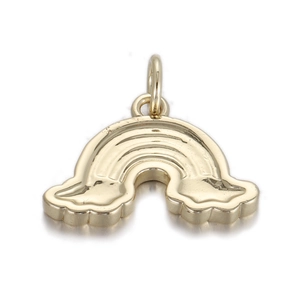 Gedetailleerde weergave van gouden regenboog hanger met wolken en gepolijste afwerking