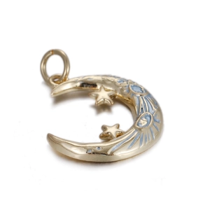 Detail van de gouden halve maan hanger met lichtblauw emaille en sterrenaccenten