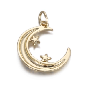 Gedetailleerde close-up van een gouden halve maan hanger met twee kleine sterren erop