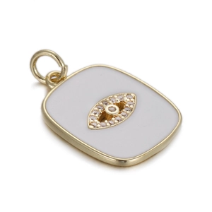 Gedetailleerde macro-opname van de gouden vierkante hanger met wit emaille oog en zirkonia