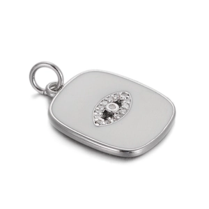 Detailopname van een zilveren Evil Eye hanger met zirkonia en inleg van parelmoer