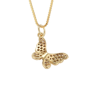 Macro-opname van gouden vlinderhanger met zirkonia aan een klassieke boxschakelketting