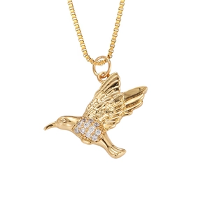 Detail van de kolibrie-hanger met witte zirkonia aan een gouden boxketting voor dames