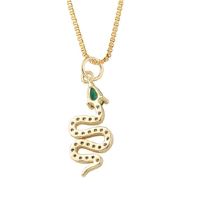 Detail van de gouden slangenhanger met groene edelsteen en witte zirkonia steentjes