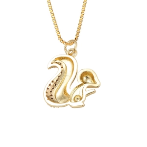 Detailopname van gouden eekhoorn hanger met getextureerde achterkant en box ketting