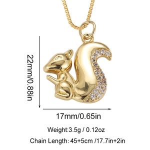 Gedetailleerde afmetingen van eekhoorn hanger met witte zirkoon op gouden ketting