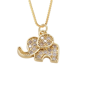 Detailweergave van een gouden olifant hanger met fonkelende zirkonia in micro-pave zetting