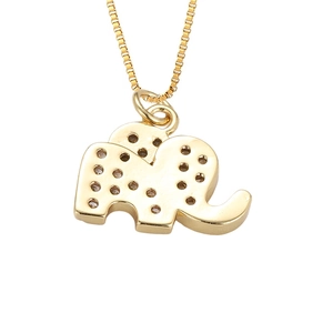 Detailweergave van gouden olifanthanger met holle patronen en verfijnde schakelketting