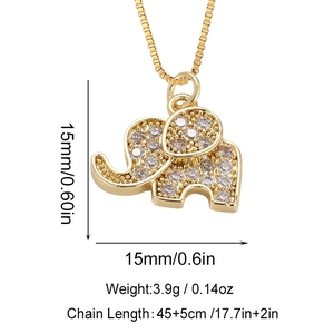 Detailweergave van de olifanthanger met zirkonia op een gouden schakelketting