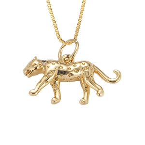 Detail van gouden luipaard hanger ketting met groene edelsteen ogen en een box ketting