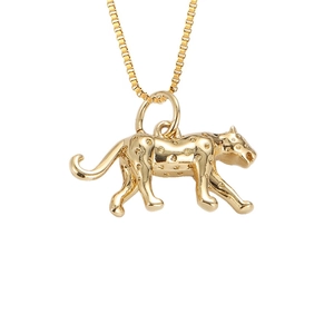 Detail van een goudkleurige luipaard hanger met getextureerde vlekken aan een box ketting