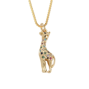 Detailopname van giraf hanger ketting met gekleurde kristallen en gouden box ketting