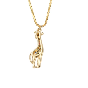 Macro-opname van de gouden giraf hanger met gekleurde edelstenen op een gouden box ketting