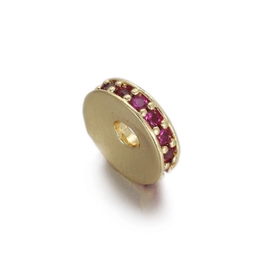 Detail einer goldenen Abstandsperle mit roten Zirkonia-Mikropavee für DIY-Schmuck