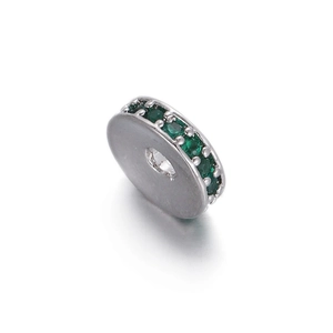 Makroaufnahme von versilberter Abstandsperle mit smaragdgrünem Zirkonia-Besatz für DIY-Schmuck