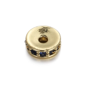 Makroaufnahme einer vergoldeten Abstandsperle mit blauen Zirkonia-Steinen für DIY-Schmuck