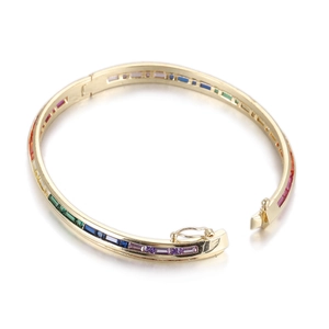 Détail du bracelet plaqué or 14 carats avec fermoir cœur et pierres arc-en-ciel