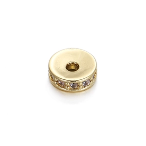 Makroaufnahme goldener Zwischenperle mit lila Zirkonia für DIY-Schmuckherstellung
