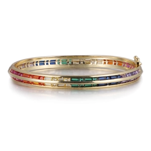 Vue détaillée du bracelet plaqué or 14 carats avec zircons colorés en coupe baguette arc-en-ciel