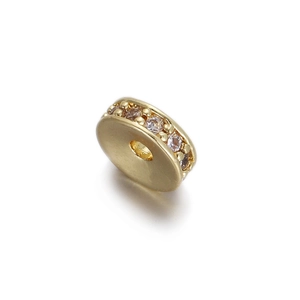 Nahaufnahme einer goldenen Zwischenperle mit Zirkonia-Besatz für DIY-Armbänder und Schmuck
