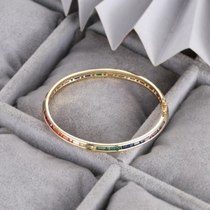 Bracelet jonc plaqué or 14K avec zircons arc-en-ciel sur support en velours