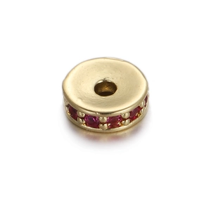 Makroaufnahme der 8mm Gold-Zwischenperle mit roten Kristallen für DIY-Schmuckherstellung