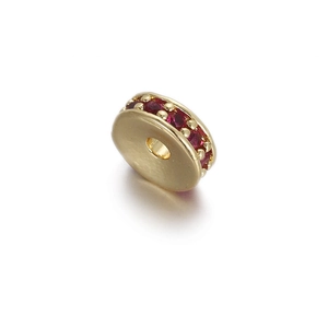 Makroaufnahme der vergoldeten Radperle mit rotem Zirkonia-Pavé für DIY-Schmuck