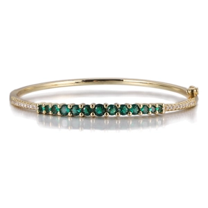Détail du bracelet plaqué or 14 carats avec dix zircons verts ronds et pavé étincelant