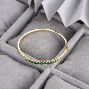 Bracelet jonc luxueux plaqué or 14 carats avec zircons verts et détails en cristal