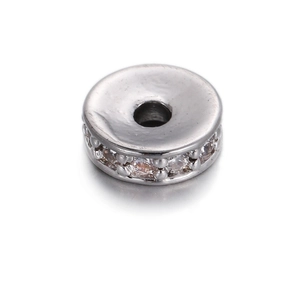 Detailansicht einer 5-8mm silbernen Zwischenperle mit funkelnder Zirkonia-Einlage für Armbänder
