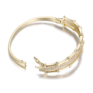 Détail du bracelet doré 14k avec fermoir de sécurité et pavage de zircons brillants